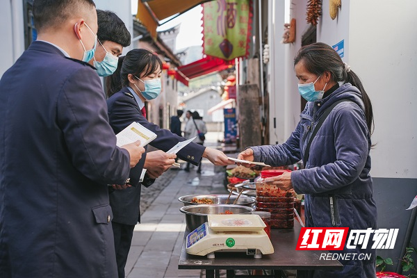 税宣志愿小分队派发税收宣传手册.jpg